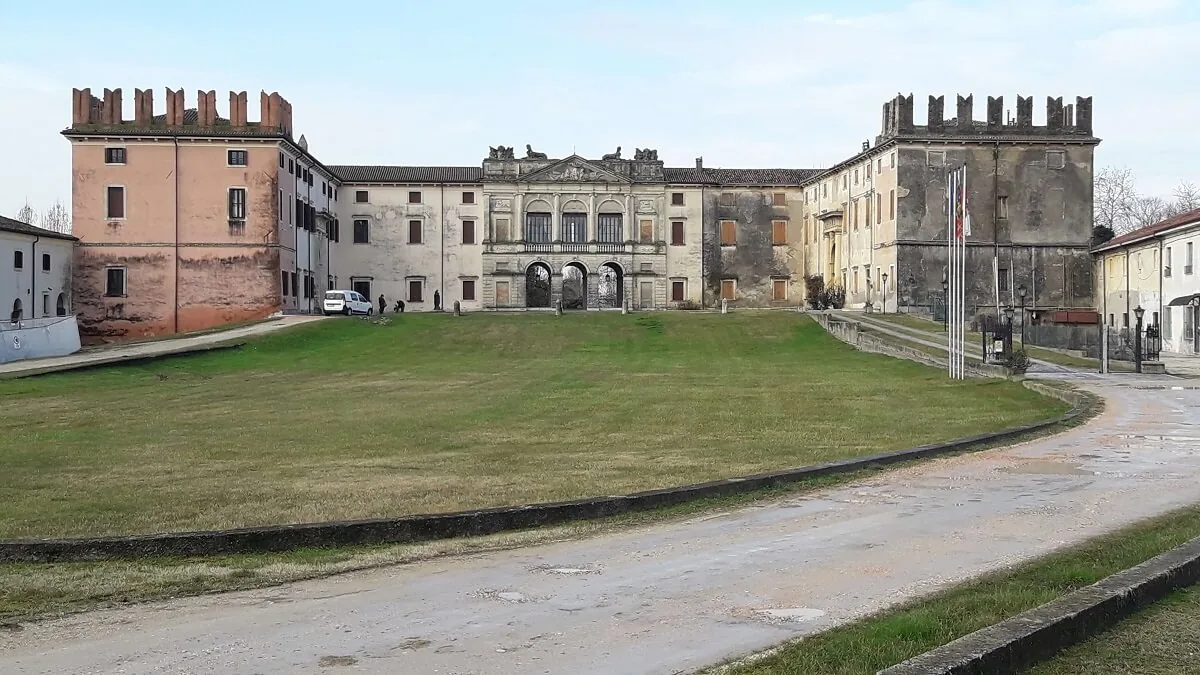 Veduta di Castel d'Azzano.