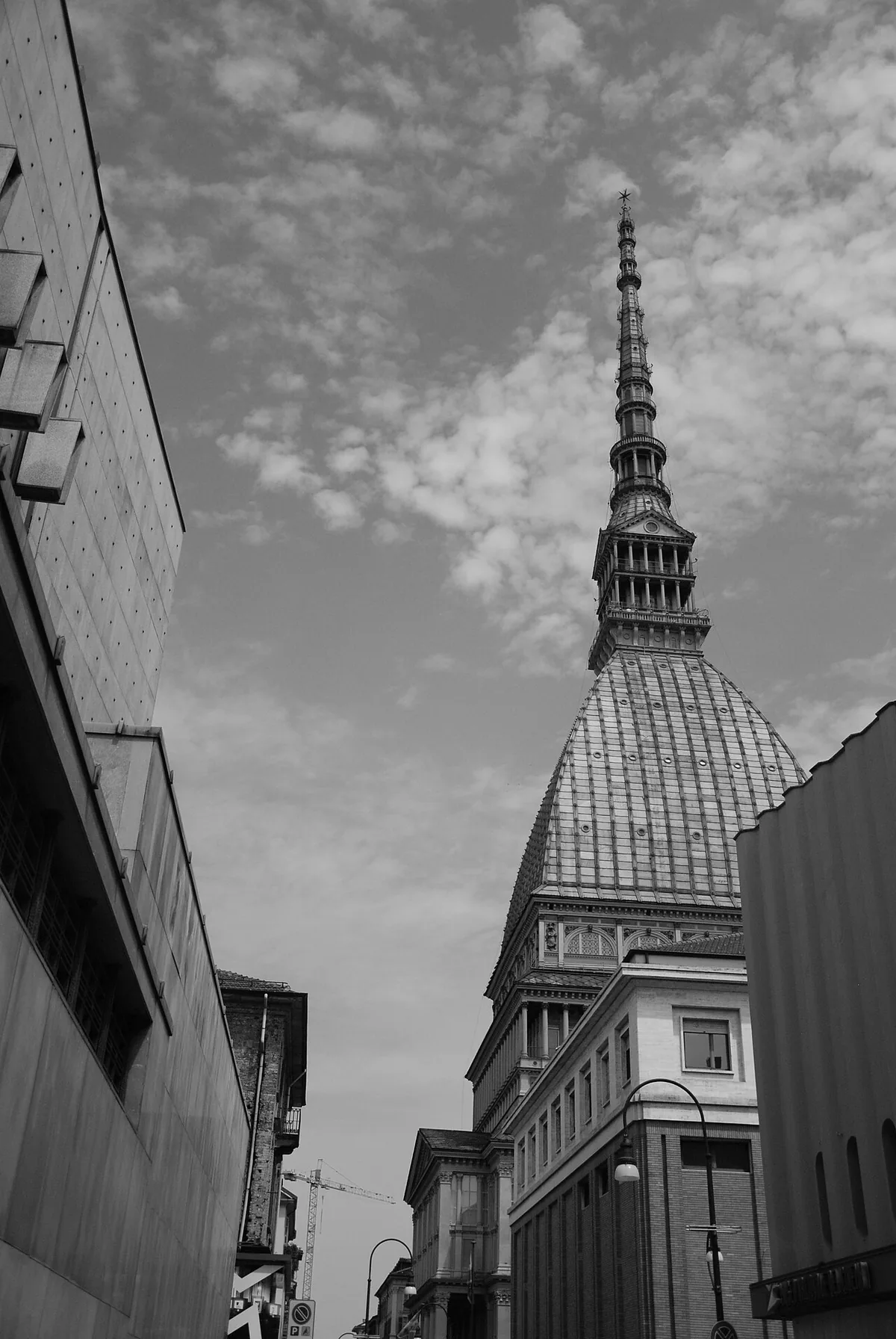 La Mole Antonelliana, simbolo di Torino, vista da via Montebello.